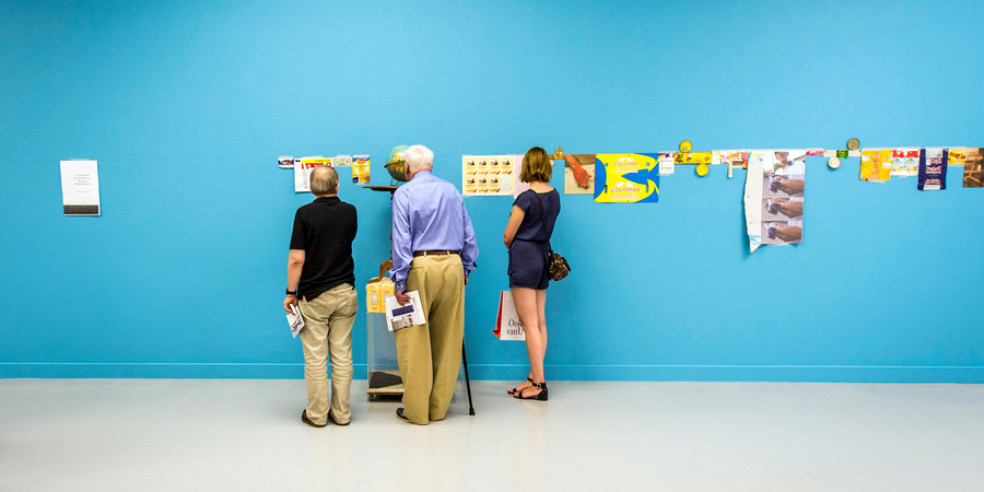 Mensen bekijken een tijdelijke expo tijdens Museumnacht Mensen bekijken een tijdelijke expo tijdens Museumnacht
